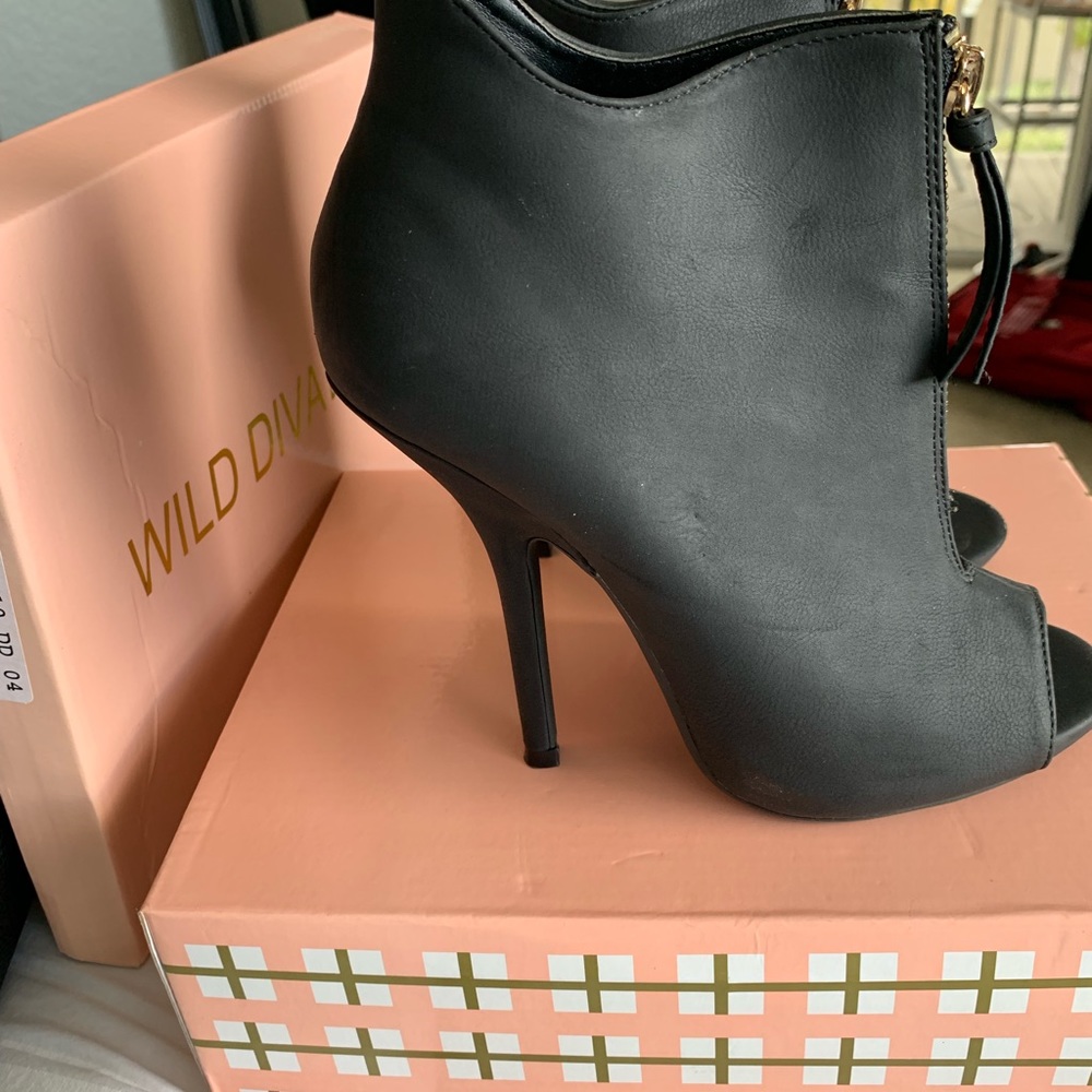 Shoe - Picture 3 of 3